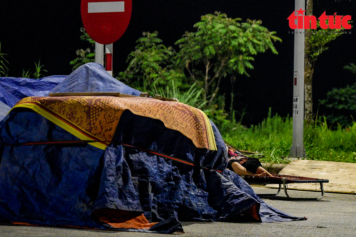 Người dân quây màn ngủ dưới lòng đường để 'canh' lúa, bất chấp nguy cơ tai nạn giao thông - Ảnh 4.
