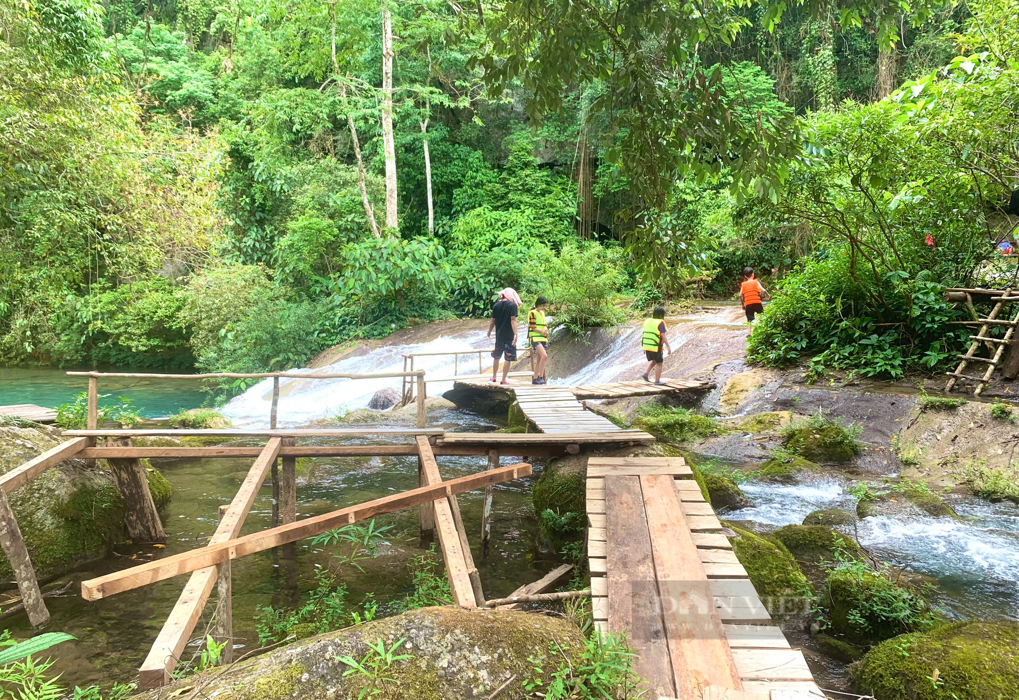 Phớt lờ chỉ đạo của Chủ tịch UBND tỉnh Quảng Bình, khu vui chơi giải trí không phép giữa rừng vẫn ngang nhiên hoạt động - Ảnh 2.
