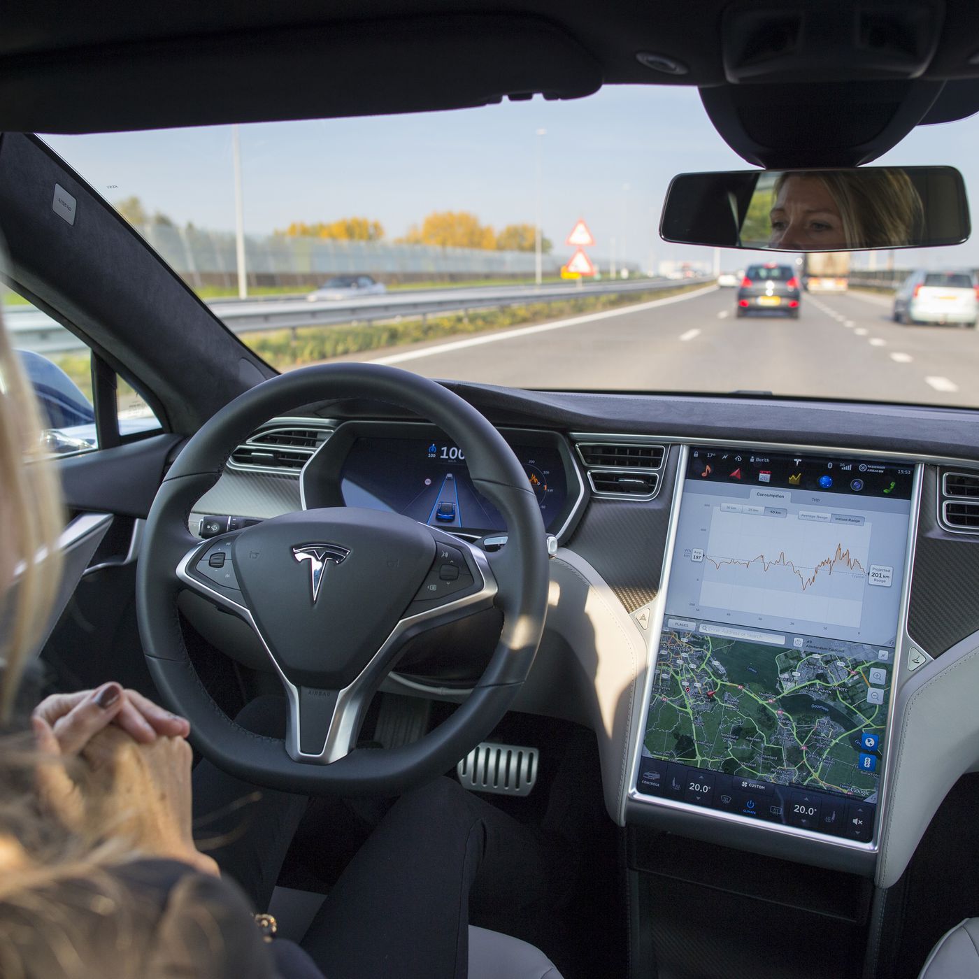 NHTSA đã mở một cuộc điều tra về phần mềm Autopilot của Tesla, và hiện đang mở rộng cuộc điều tra sang phân tích kỹ thuật, điều này có thể dẫn đến việc thu hồi. Ảnh: @AFP.