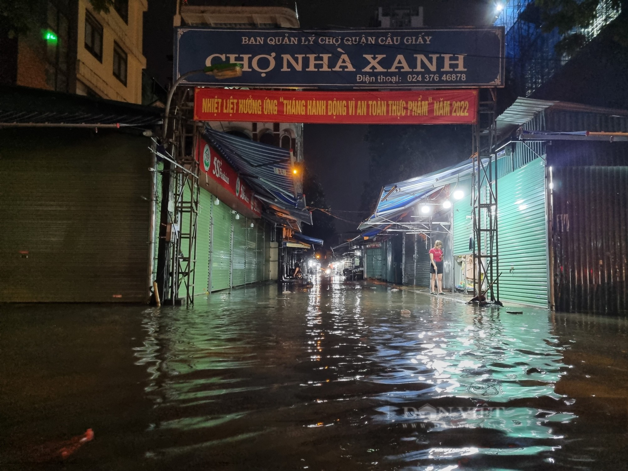 Sức người, sức máy hoạt động hết công suất để cứu tài sản trong trận mưa lớn tại Hà Nội - Ảnh 16.