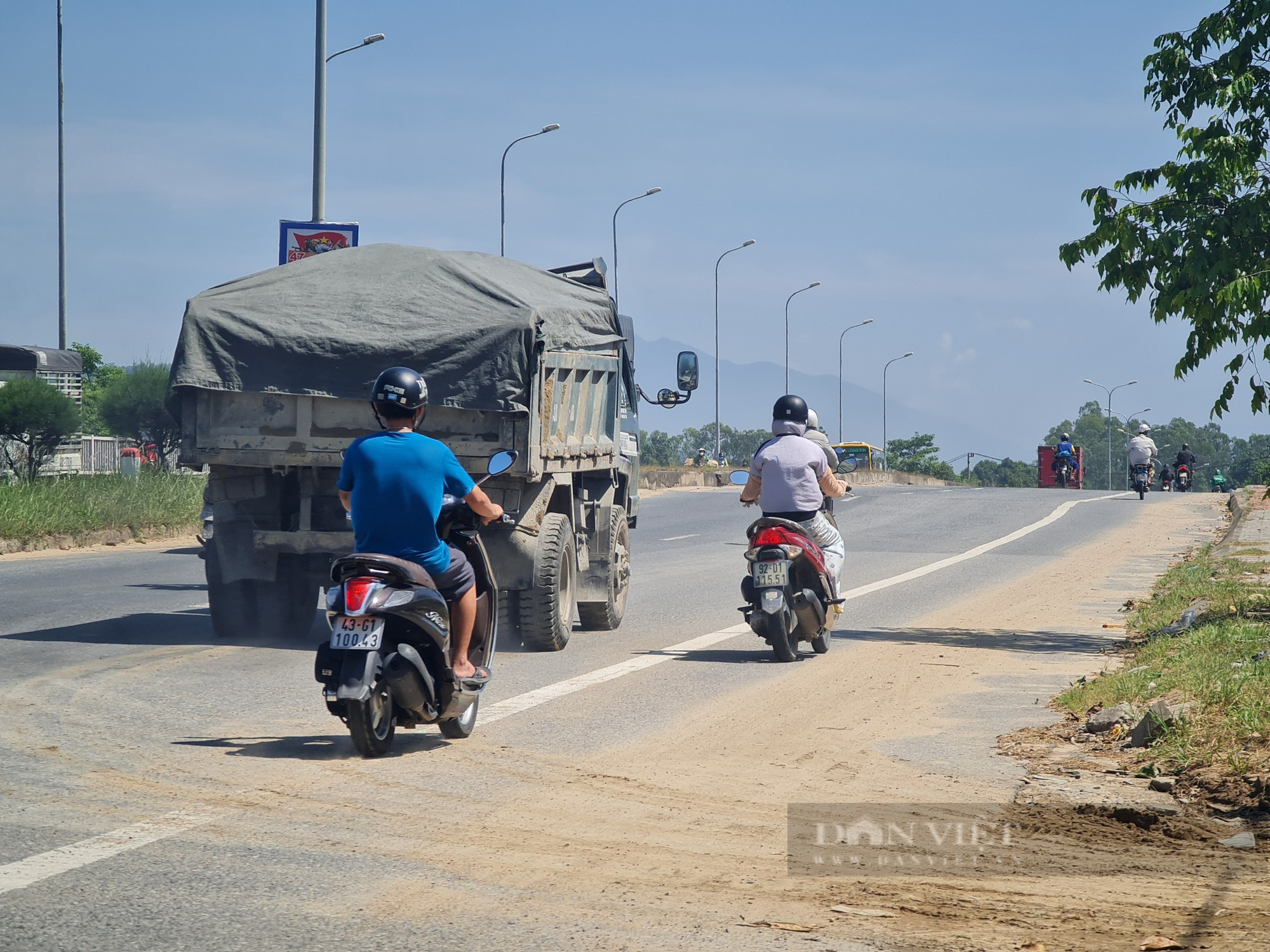 Người dân &quot;than trời&quot; vì bãi tập kết ngang nhiên &quot;ăn&quot; cát bên cạnh quốc lộ tại Đà Nẵng - Ảnh 4.