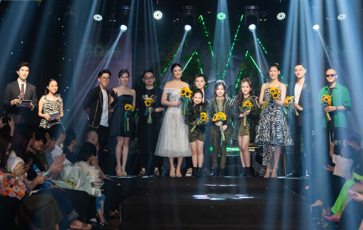Quang Hà, Ngọc Anh sải catwalk ấn tượng cùng 100 mẫu nhí trong đêm thời trang của Trần Thanh Mẫn - Ảnh 3.