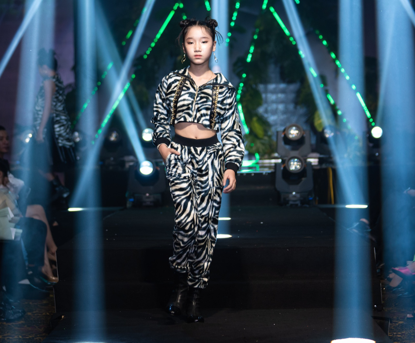 Quang Hà, Ngọc Anh sải catwalk ấn tượng cùng 100 mẫu nhí trong đêm thời trang của Trần Thanh Mẫn - Ảnh 7.