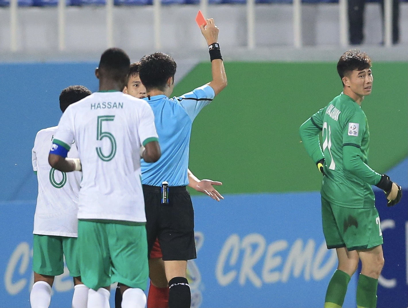 Trọng tài bắt chính trận U23 Việt Nam vs U23 Saudi Arabia bị &quot;tấn công&quot; - Ảnh 1.