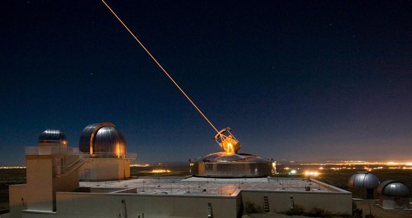 Điều gì khiến Mỹ, Nga, Israel, TQ đua nhau phát triển vũ khí laser dù đã có hệ thống tên lửa đắt tiền? - Ảnh 1.