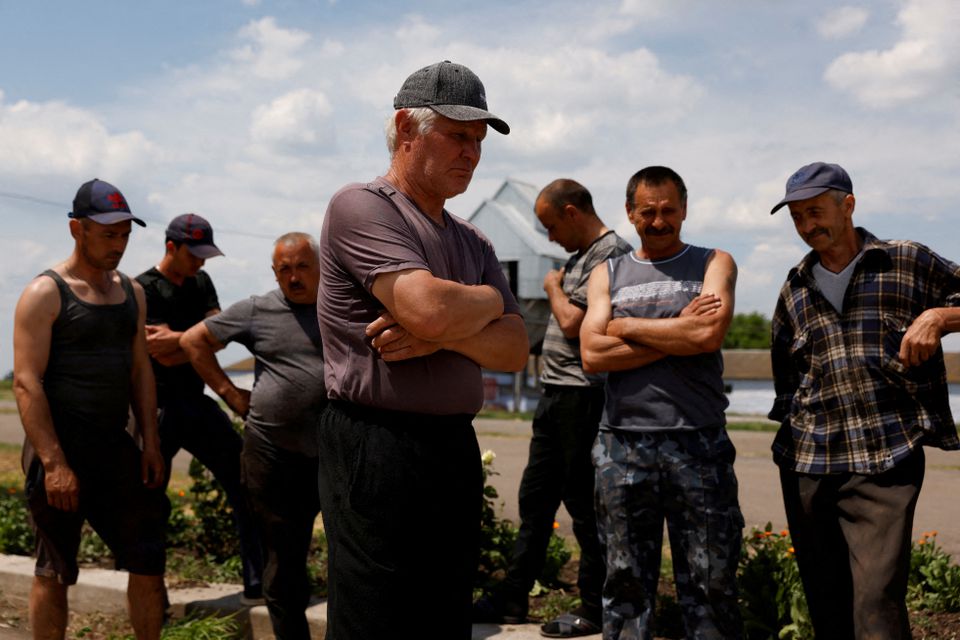 Nông dân Ukraine ở tiền tuyến vật lộn thu hoạch mùa màng dưới làn 'mưa bom bão đạn' - Ảnh 2.