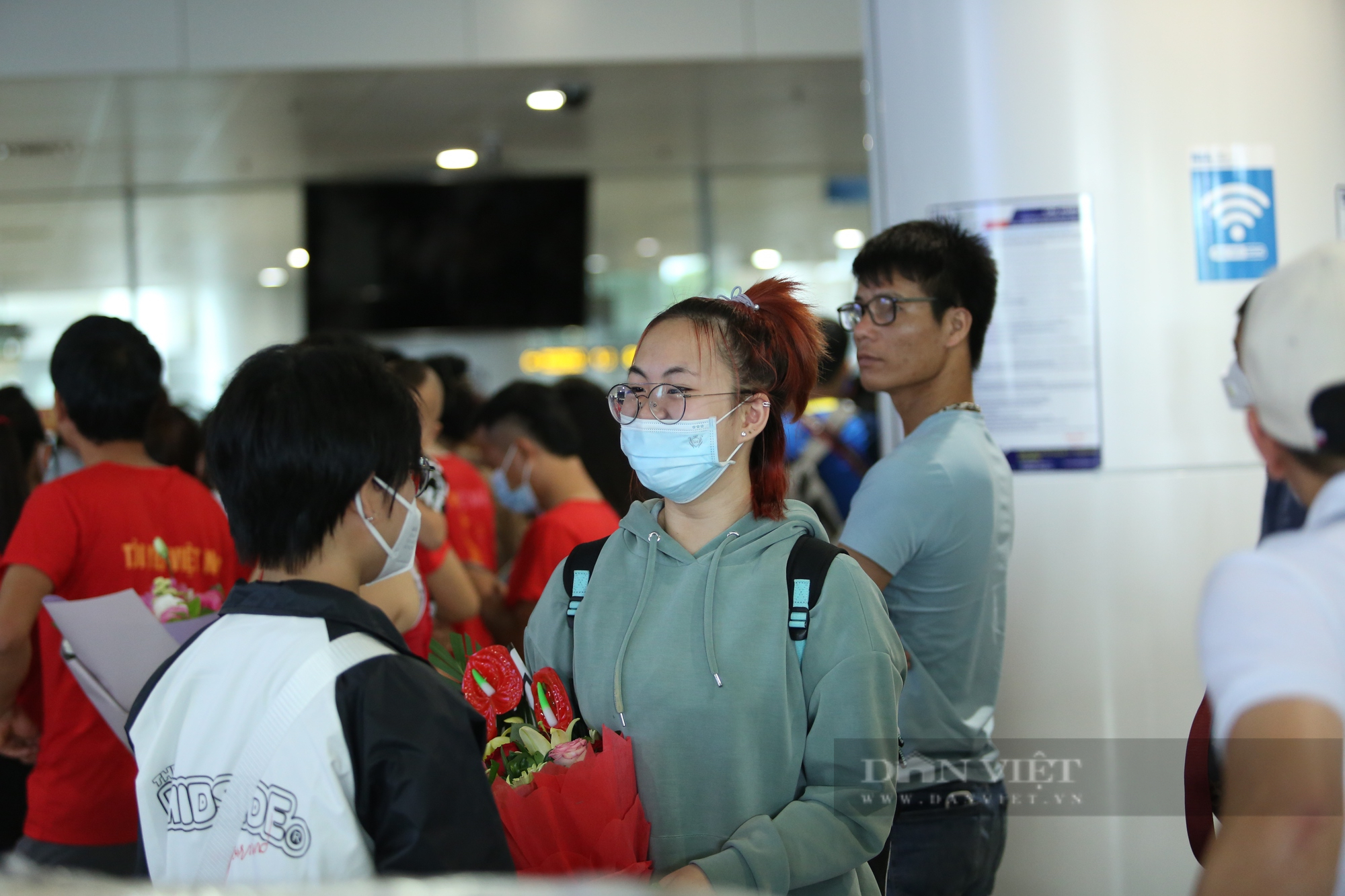 Bùi Hoàng Việt Anh ôm mẹ khi về đến sân bay Nội Bài - Ảnh 3.