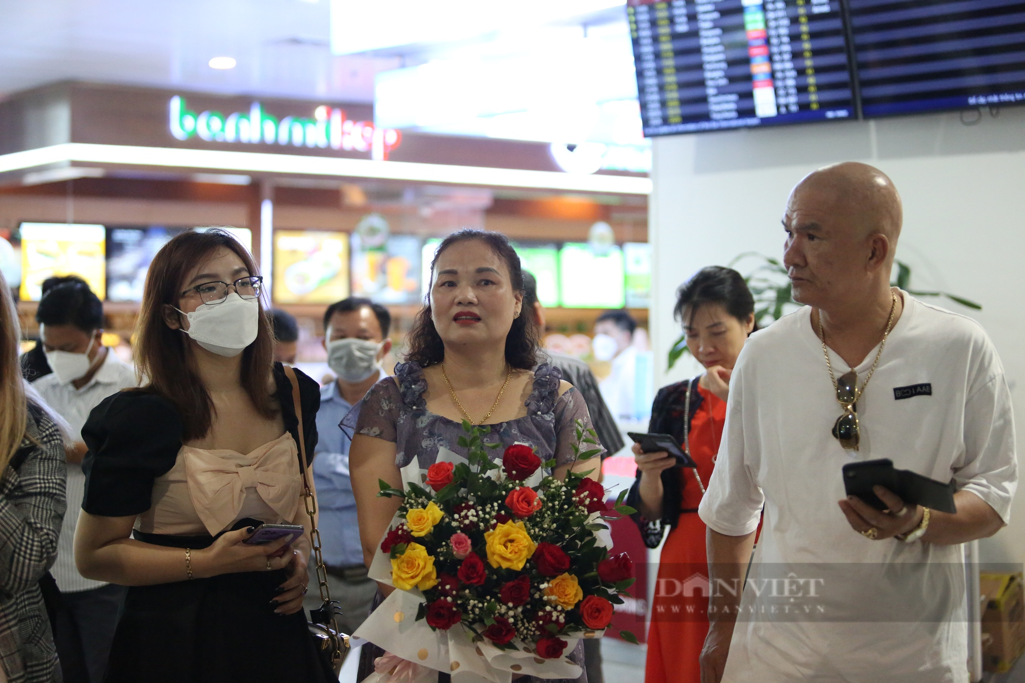 Bùi Hoàng Việt Anh ôm mẹ khi về đến sân bay Nội Bài - Ảnh 2.