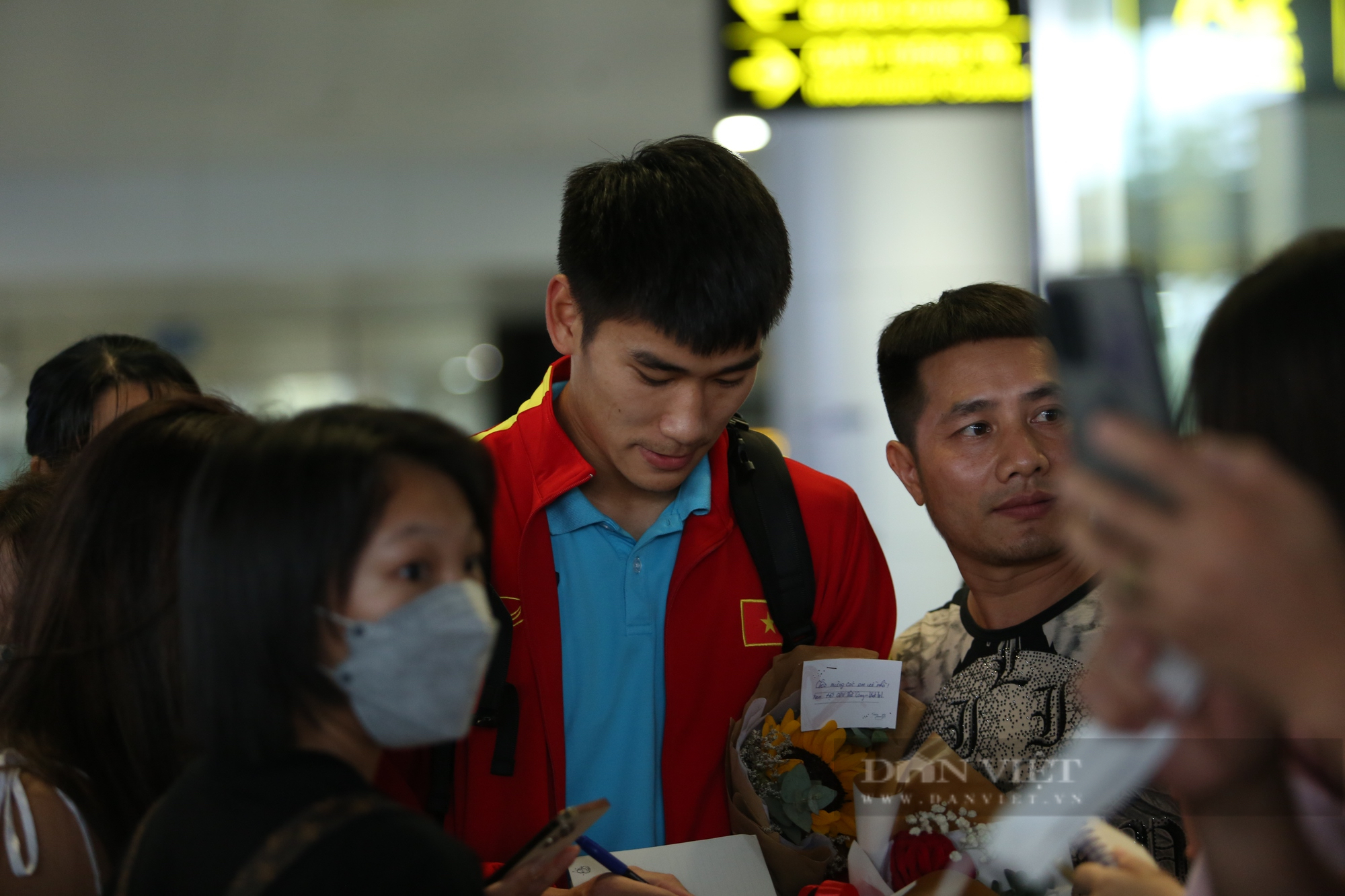 Bùi Hoàng Việt Anh ôm mẹ khi về đến sân bay Nội Bài - Ảnh 10.