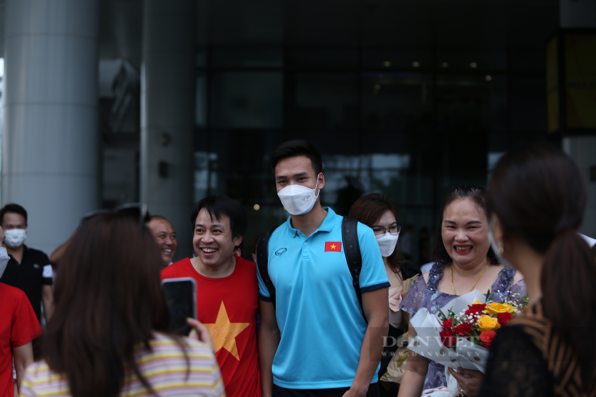 Bùi Hoàng Việt Anh ôm mẹ khi về đến sân bay Nội Bài - Ảnh 6.