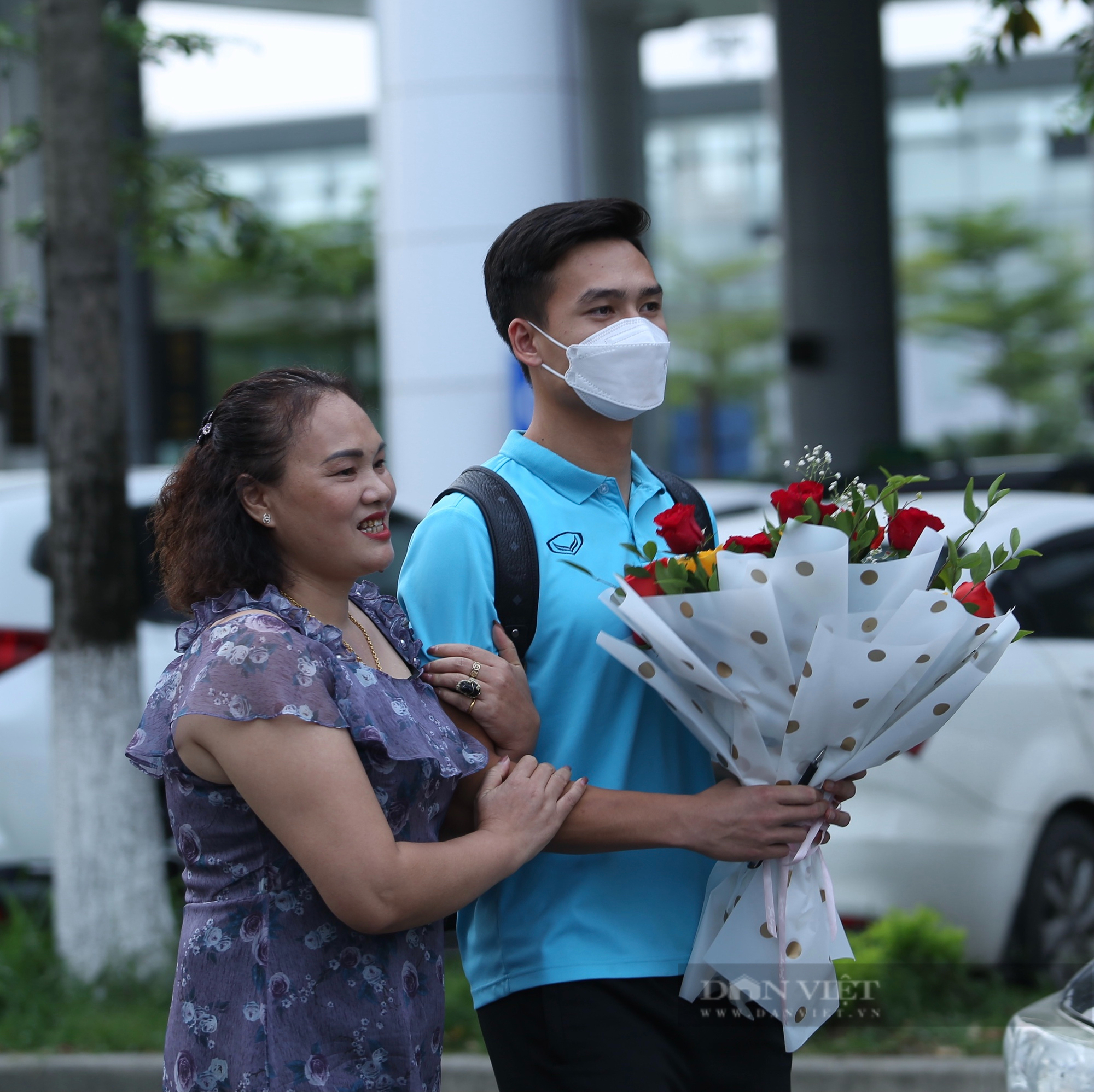 Bùi Hoàng Việt Anh ôm mẹ khi về đến sân bay Nội Bài - Ảnh 13.