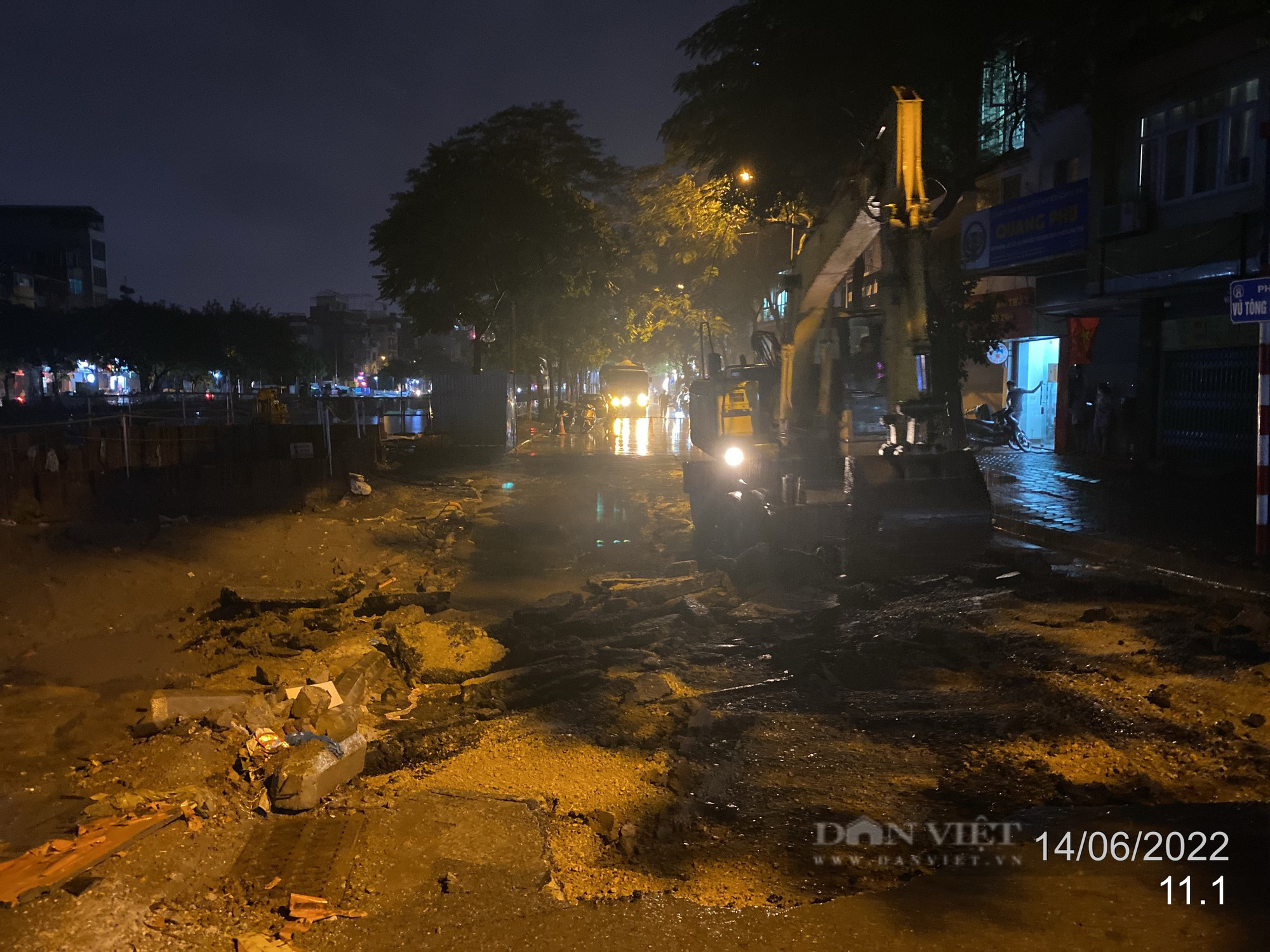 Hà Nội: Trắng đêm khắc phục sạt lún trên đường Vũ Tông Phan - Ảnh 6.
