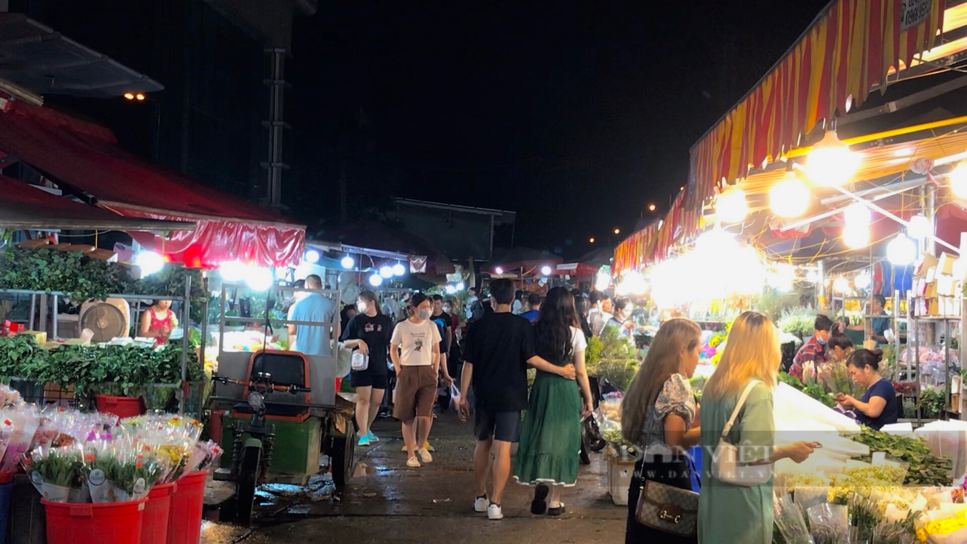 Giới trẻ Hà Thành &quot;say đắm&quot; khi đến chợ hoa lớn nhất miền Bắc - Ảnh 2.