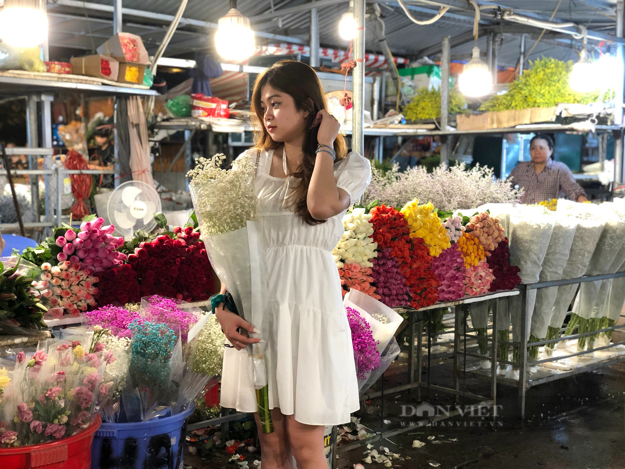 Giới trẻ Hà Thành &quot;say đắm&quot; khi đến chợ hoa lớn nhất miền Bắc - Ảnh 6.