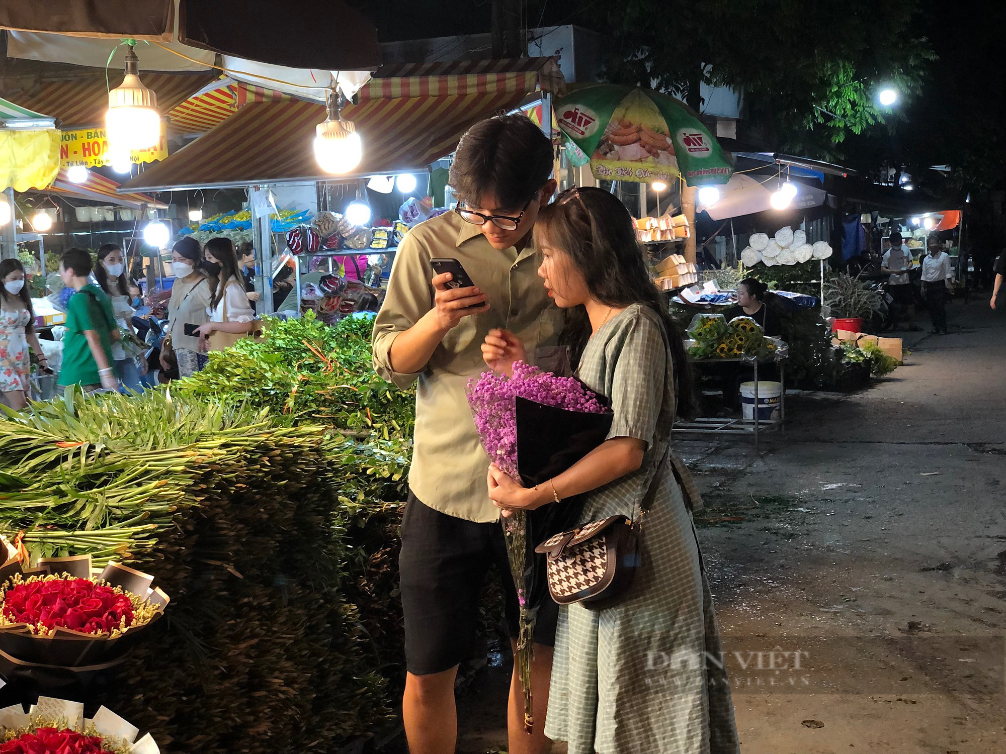Giới trẻ Hà Thành &quot;say đắm&quot; khi đến chợ hoa lớn nhất miền Bắc - Ảnh 5.