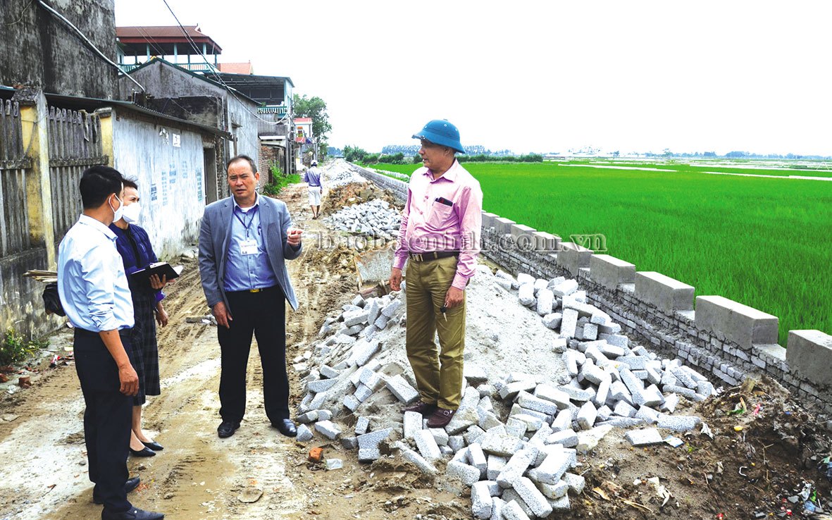 Mặc kệ sốt đất nông thôn, dân xã này ở Bắc Ninh vẫn phá tường, dỡ rào hiến &quot;đất vàng&quot; mở đường