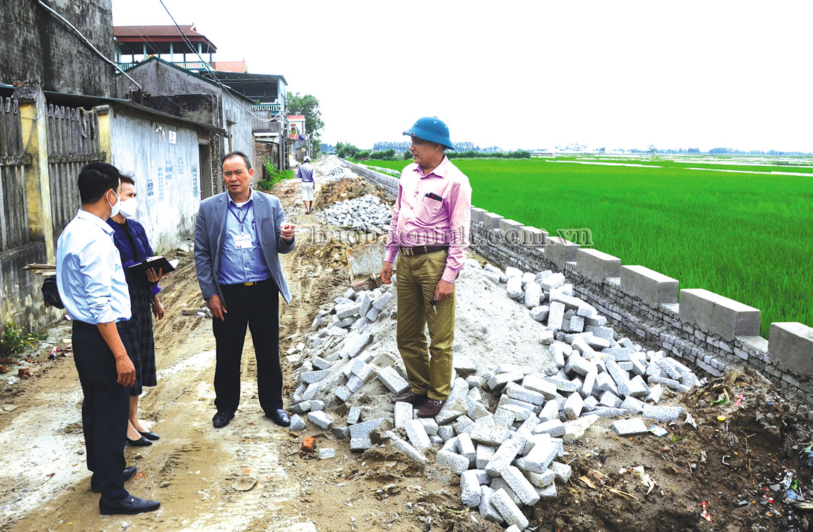 Mặc kệ sốt đất, mở rộng đường làng nông thôn mới, dân xã này ở Bắc Ninh vẫn phá tường, dỡ rào hiến &quot;đất vàng&quot; - Ảnh 1.