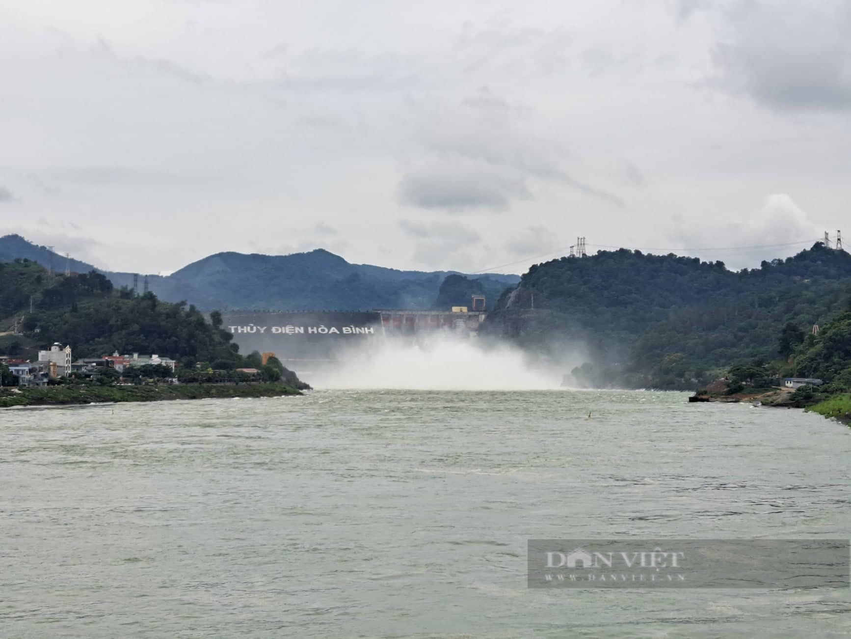 Thủy điện Hòa Bình đang xả lũ: Một thanh niên bị cuốn trôi khi tắm sông Đà - Ảnh 1.