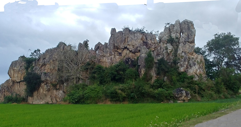 Gành đá mọc giữa đồng ở Phú Yên thu hút người đến xem được cấu tạo từ loại đá gì mà hình thù kỳ dị? - Ảnh 1.