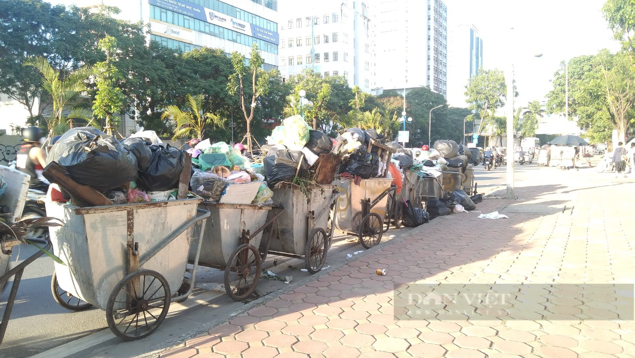 Rác thải “chất đống” trên phố Hà Nội khiến người dân “ngộp thở” - Ảnh 9.