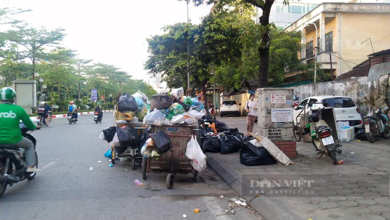 Rác thải “chất đống” trên phố Hà Nội khiến người dân “ngộp thở” - Ảnh 11.