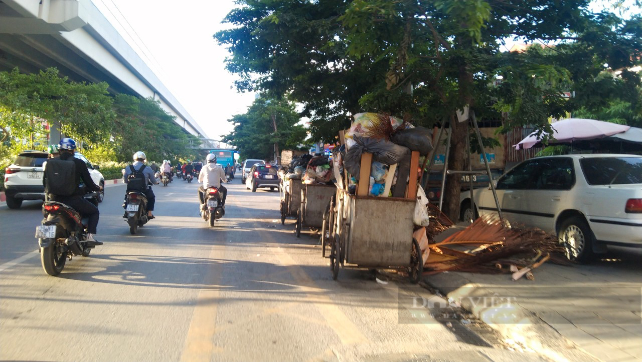 Rác thải “chất đống” trên phố Hà Nội khiến người dân “ngộp thở” - Ảnh 10.