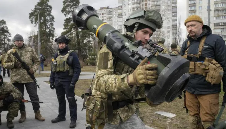 Nga tuyên bố vũ khí phương Tây 'vô dụng' ở Ukraine,  Ukraine tung video dùng tên lửa Javelin diệt siêu tăng Nga - Ảnh 1.