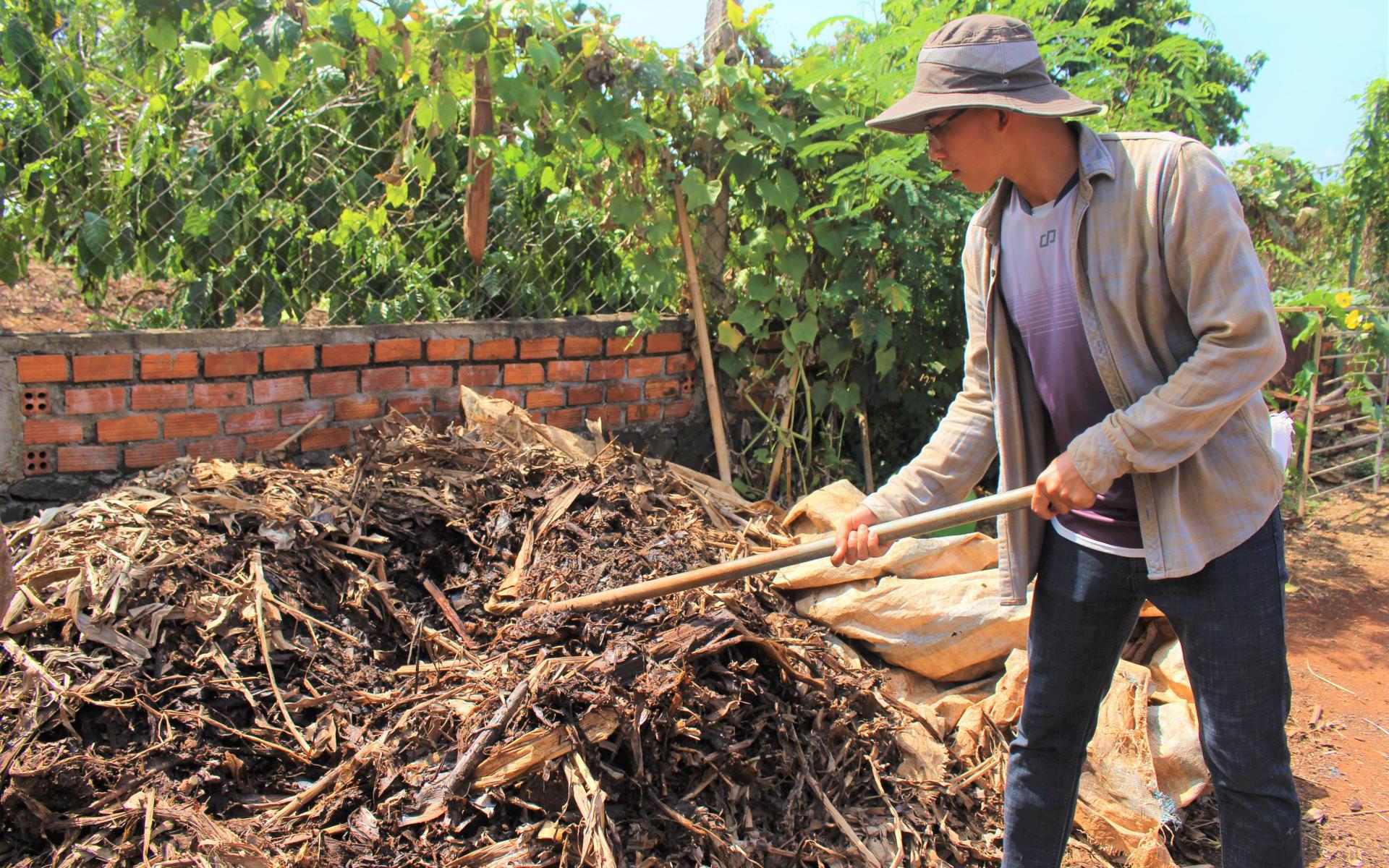 Thời buổi giá phân bón hóa học tăng hoài phát ngán, nông dân Đắk Lắk ủ rác gì mà ra phân hữu cơ vi sinh?