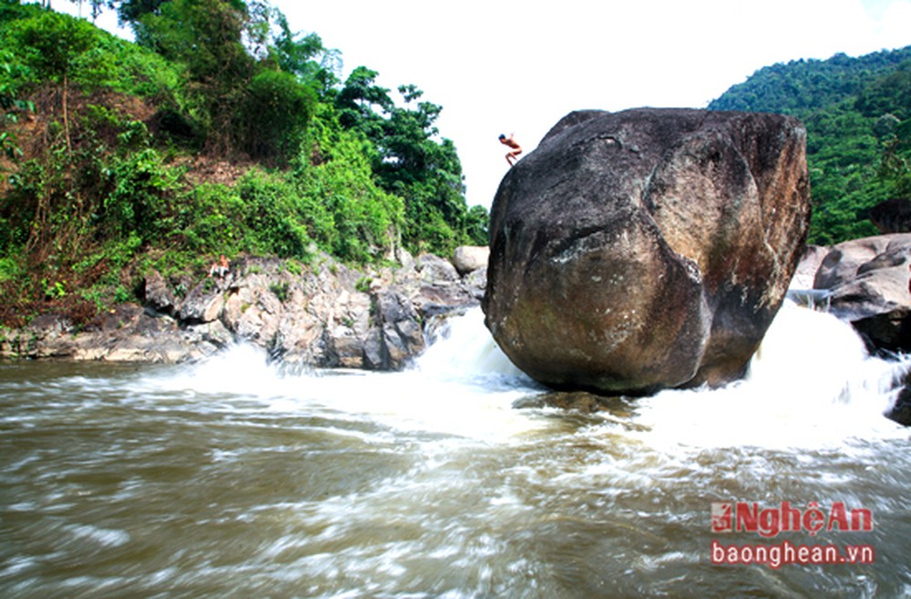 Bãi đá cuội khổng lồ hình thù kỳ dị bên dòng suối tiên nước mát lạnh ở miền Tây Nghệ An - Ảnh 9.