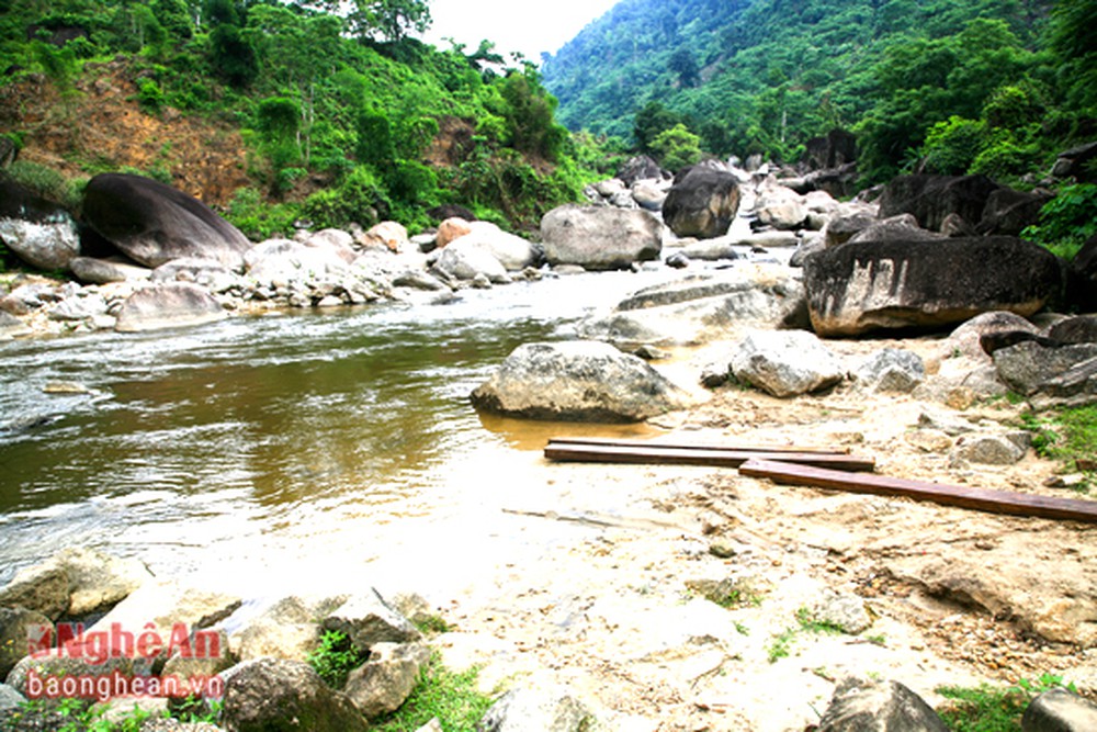 Bãi đá cuội khổng lồ hình thù kỳ dị bên dòng suối tiên nước mát lạnh ở miền Tây Nghệ An - Ảnh 11.