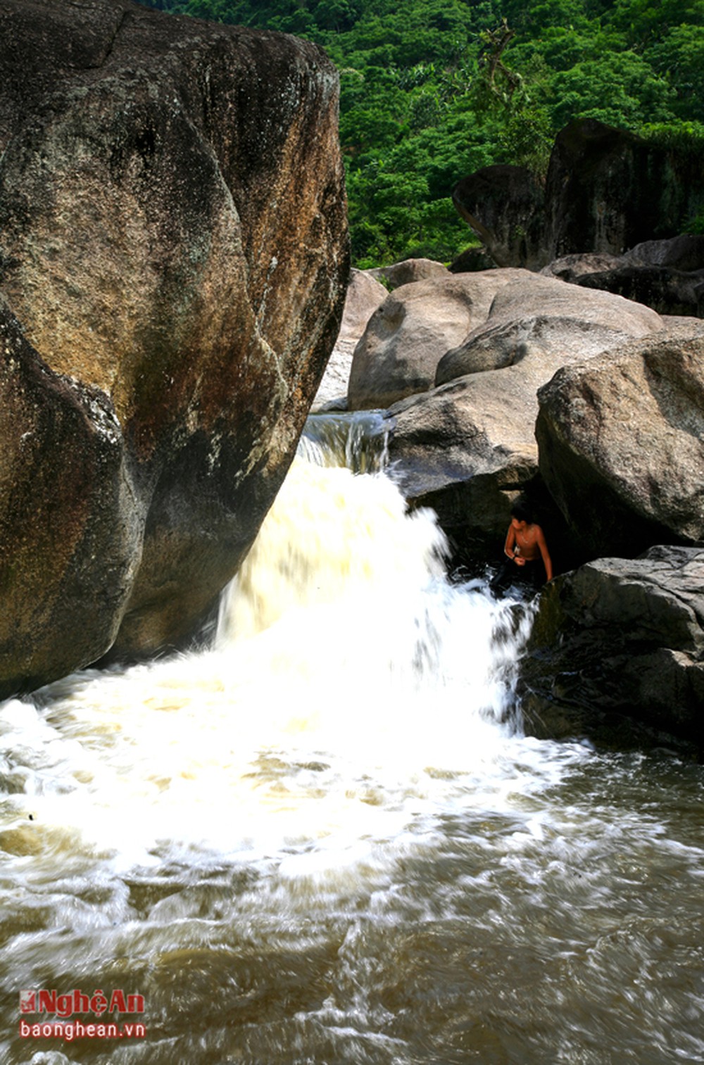 Bãi đá cuội khổng lồ hình thù kỳ dị bên dòng suối tiên nước mát lạnh ở miền Tây Nghệ An - Ảnh 10.