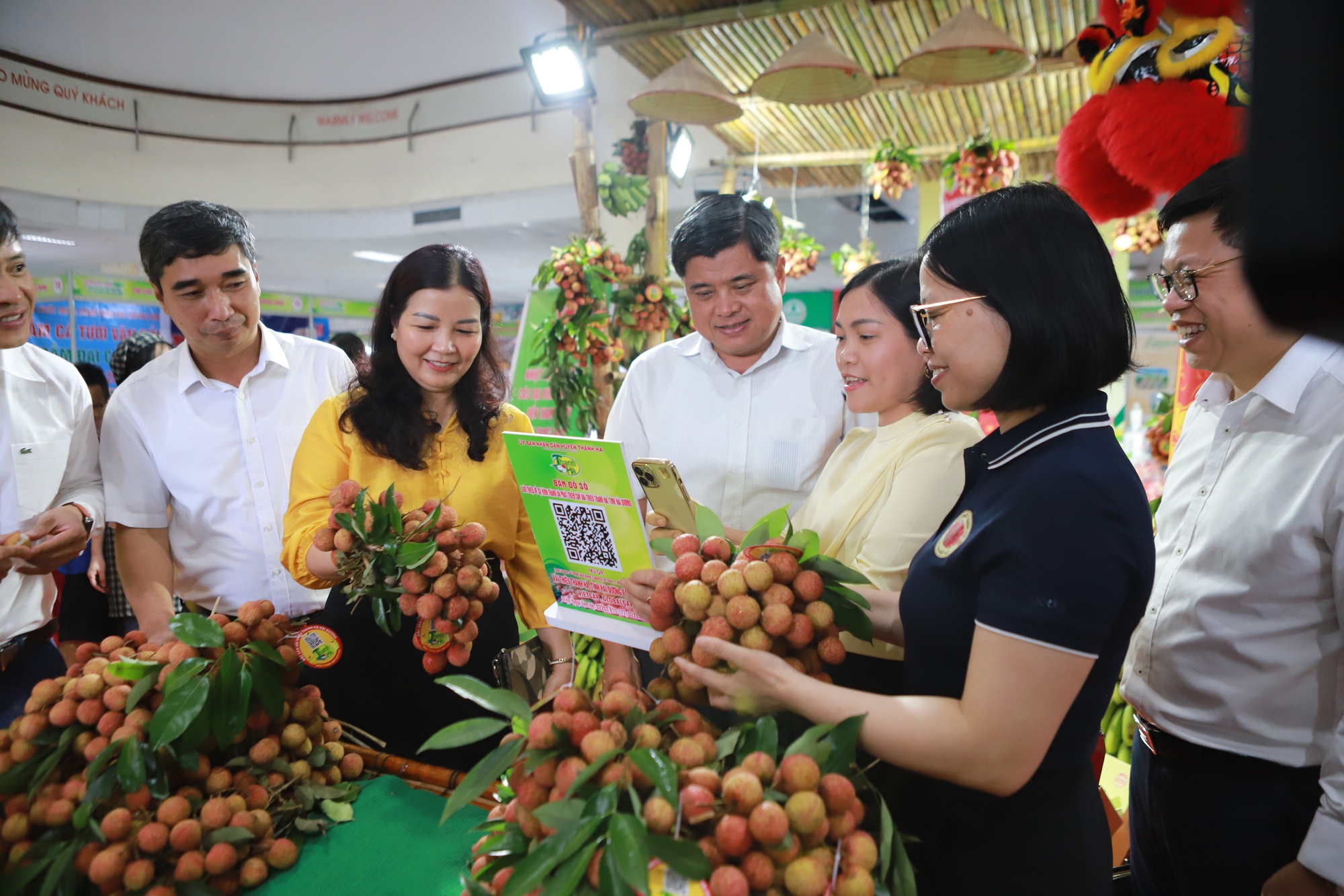 Vải thiều Thanh Hà xuất khẩu đi Nhật Bản, Úc...giá 65.000 đồng/kg, người dân Hà Nội tranh nhau mua tại Phiên chợ nông sản - Ảnh 2.