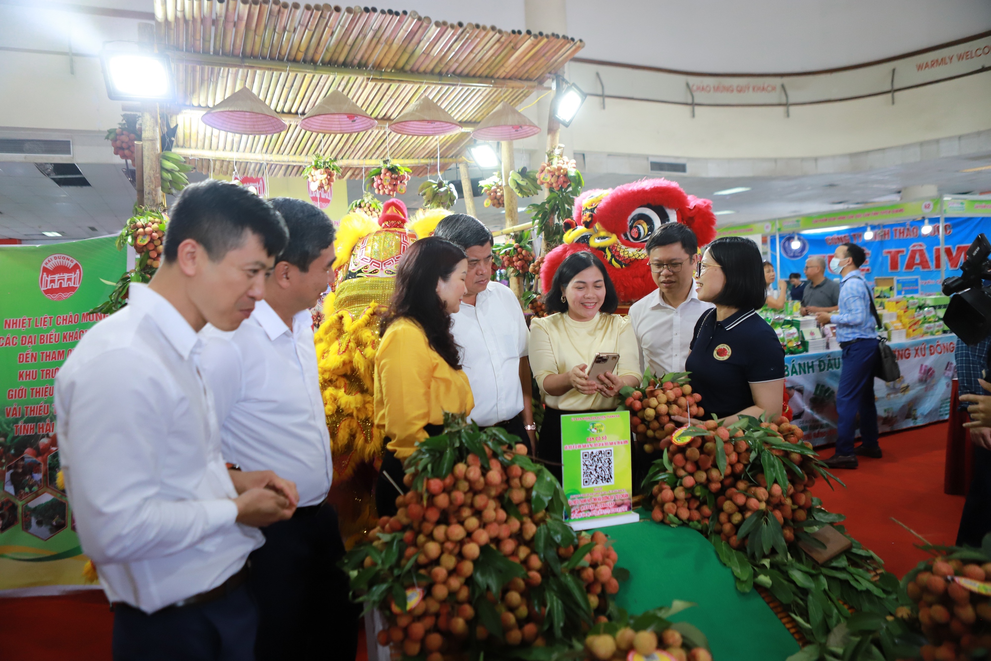 Vải thiều Thanh Hà xuất khẩu đi Nhật Bản, Úc...giá 65.000 đồng/kg, người dân Hà Nội tranh nhau mua tại Phiên chợ nông sản - Ảnh 6.