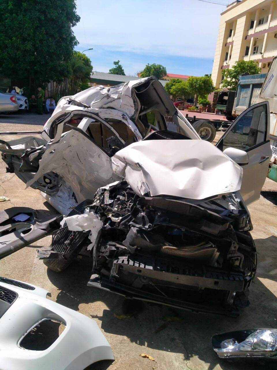 Ô tô con bị vò nát sau tai nạn với xe khách, 2 chiến sĩ công an tử vong - Ảnh 1.