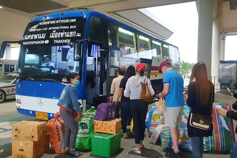 Biên giới Thái Lan - Lào tấp nập khách du lịch kết hợp mua sắm - Ảnh 2.