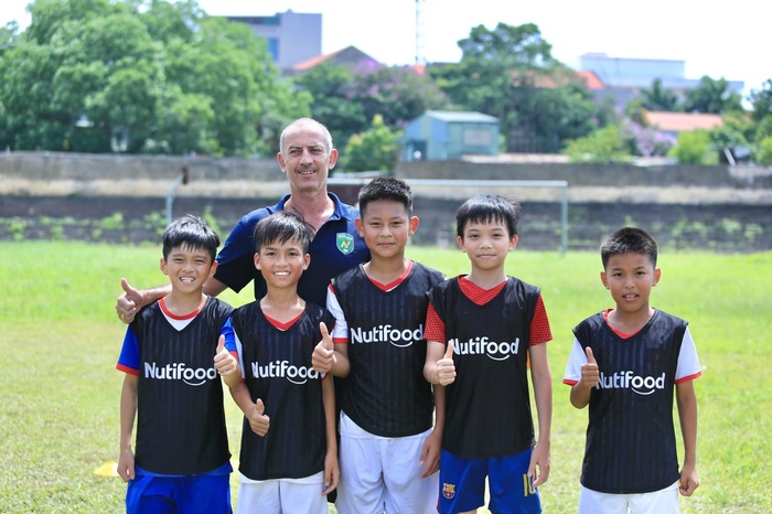Nghịch lý bóng đá Việt Nam: Cầu thủ trẻ ngày càng nhiều, V.League lại giảm đội - Ảnh 2.