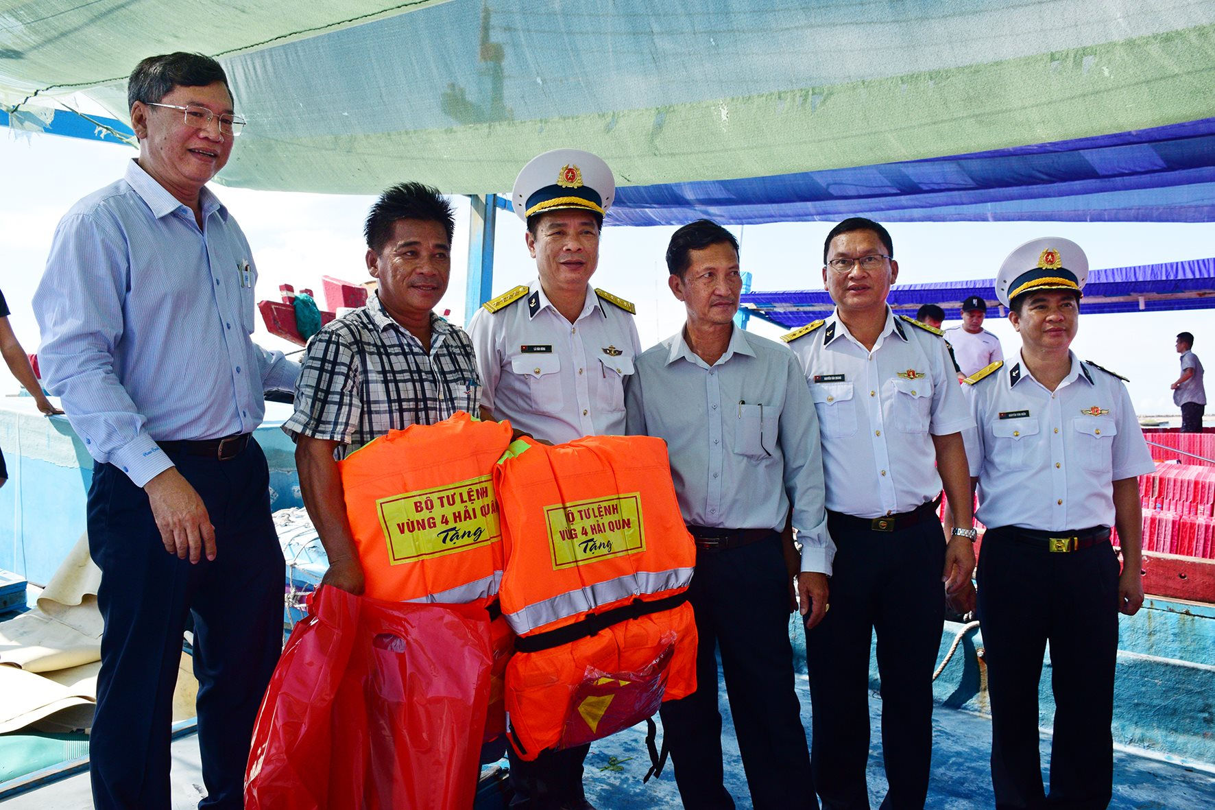 Bình Thuận: Bộ Tư lệnh Vùng 4 Hải quân trao tặng 100 phần quà cho các hộ ngư dân có hoàn cảnh khó khăn - Ảnh 1.