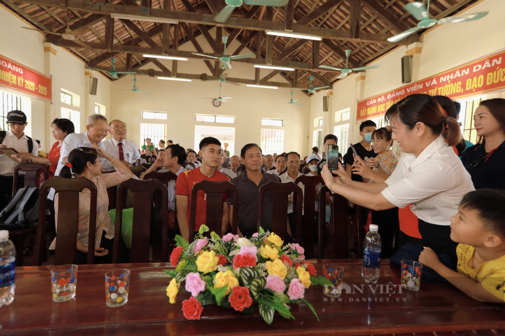 Người hâm mộ quê nhà tiền đạo Nhâm Mạnh Dũng: &quot;Chúng tôi đếm từng ngày để gặp người con tài năng quê hương&quot; - Ảnh 4.