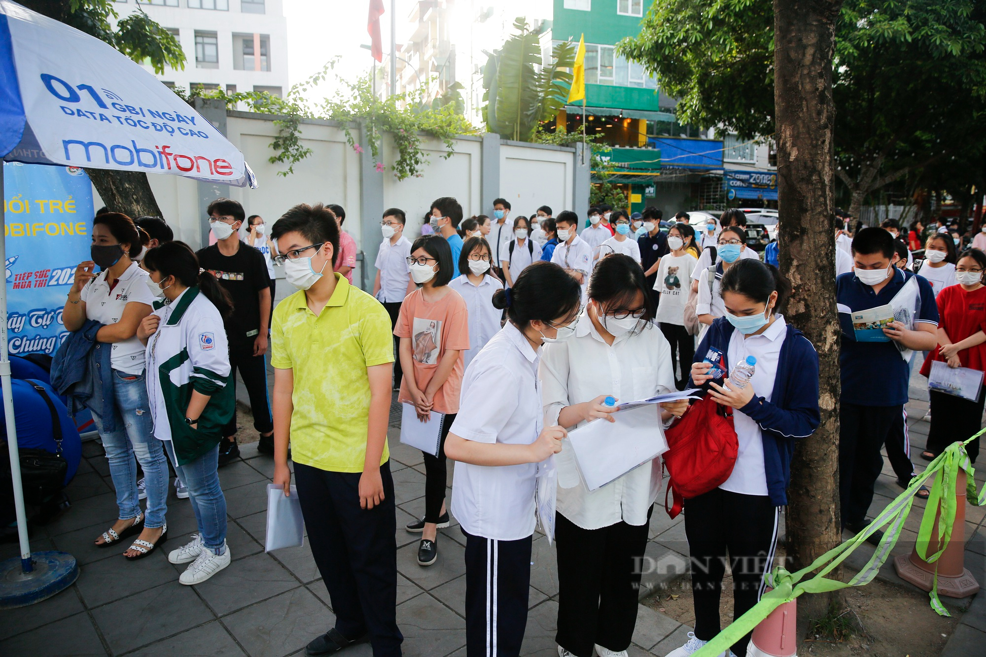 Học sinh thi lớp 10 THPT công lập tại Hà Nội căng thẳng trước tỷ lệ chọi cao ngất ngưởng - Ảnh 1.
