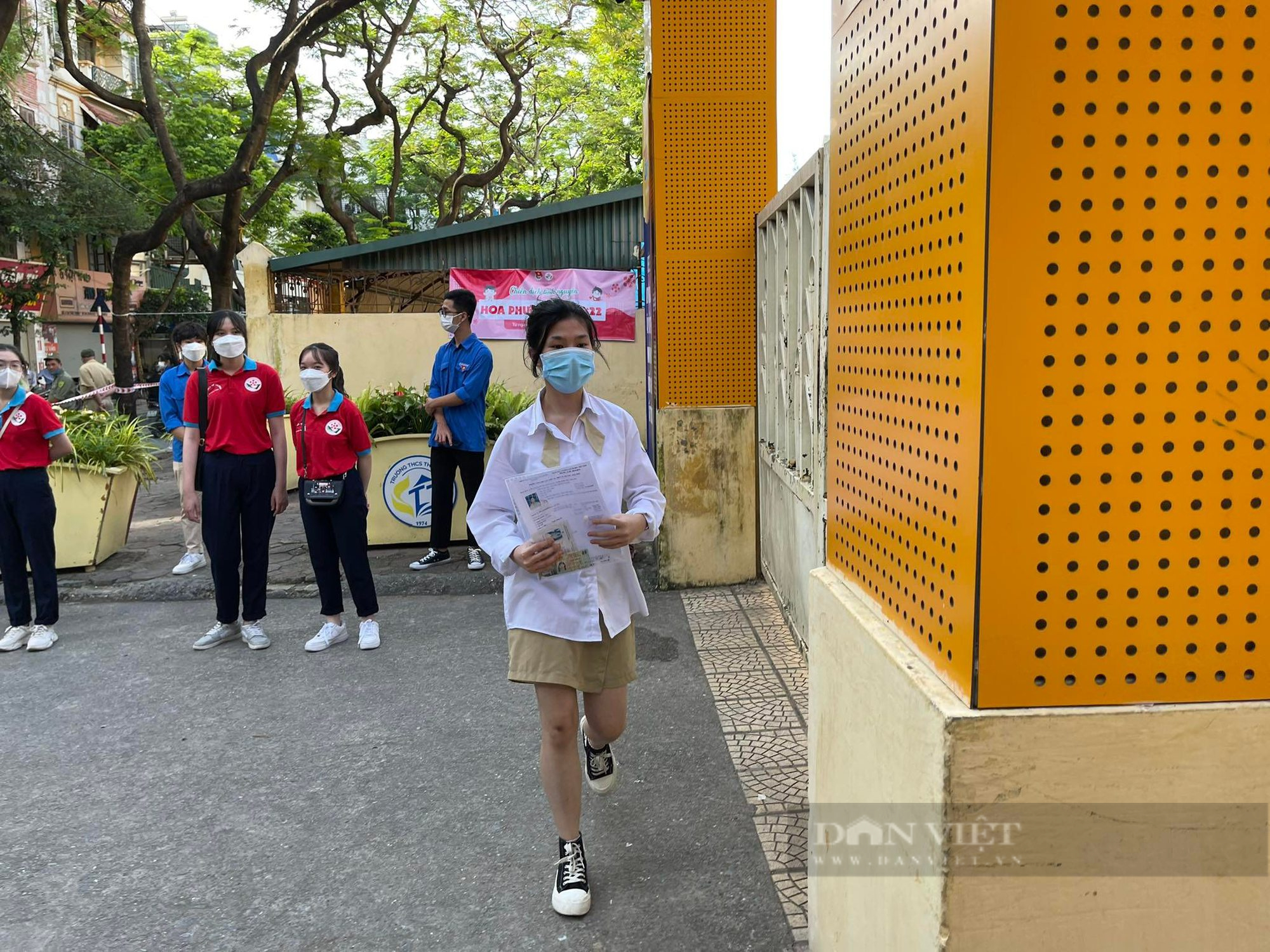Kỳ thi tuyển sinh lớp 10 năm 2022 tại Hà Nội: Thí sinh mướt mải vì trời nắng nóng - Ảnh 15.