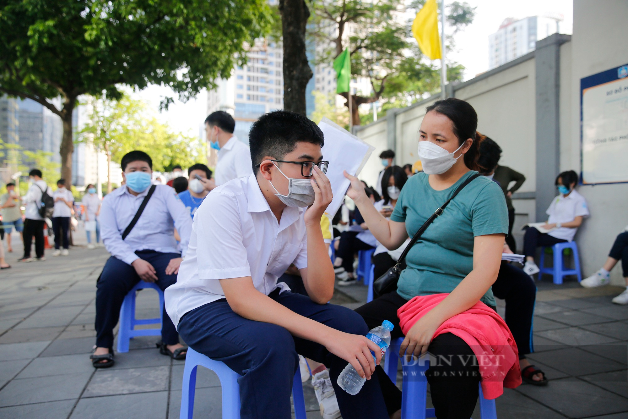 Học sinh thi lớp 10 THPT công lập tại Hà Nội căng thẳng trước tỷ lệ chọi cao ngất ngưởng - Ảnh 2.