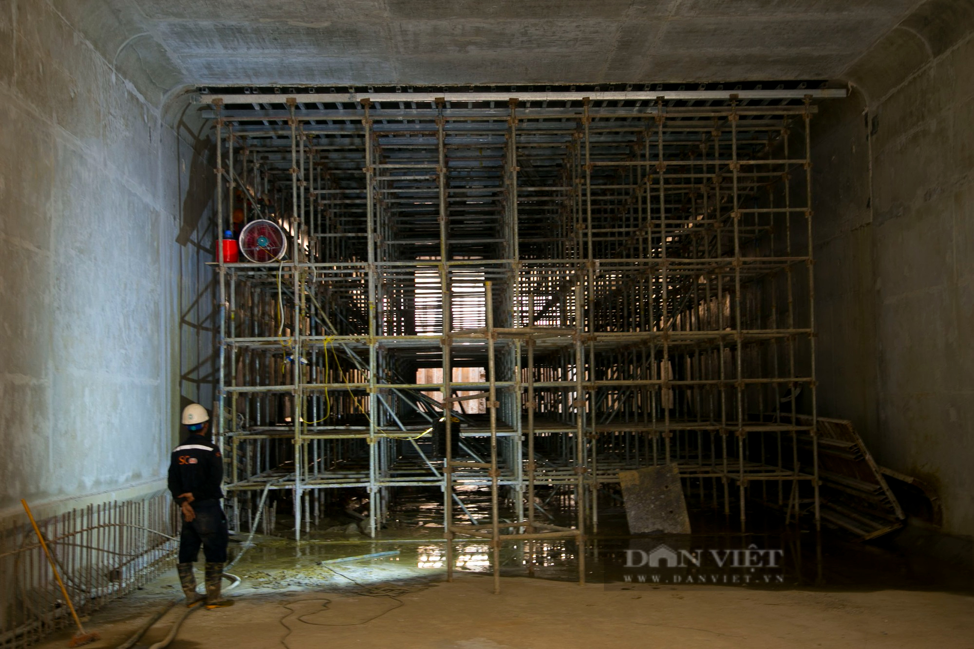 Công nhân đội nắng chạy đua tiến độ thi công hầm chui trăm tỷ tại Hà Nội - Ảnh 11.