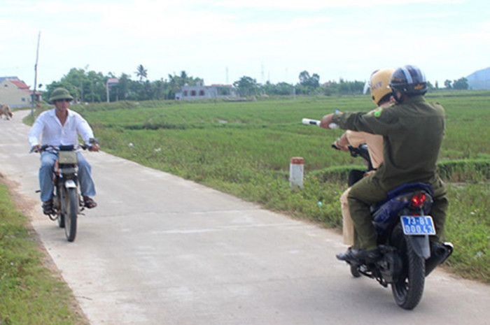 Trên đường làng, cảnh sát giao thông có được dừng xe xử lý vi phạm? - Ảnh 1.