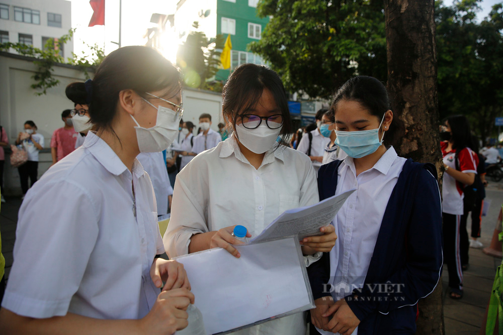 Kỳ thi tuyển sinh lớp 10 năm 2022 tại Hà Nội: Thí sinh mướt mải vì trời nắng nóng - Ảnh 3.