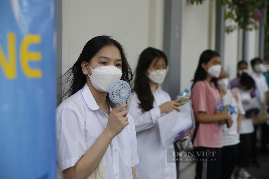 Kỳ thi tuyển sinh lớp 10 năm 2022 tại Hà Nội: Thí sinh mướt mải vì trời nắng nóng - Ảnh 1.