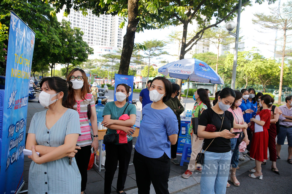 Kỳ thi tuyển sinh lớp 10 năm 2022 tại Hà Nội: Thí sinh mướt mải vì trời nắng nóng - Ảnh 9.