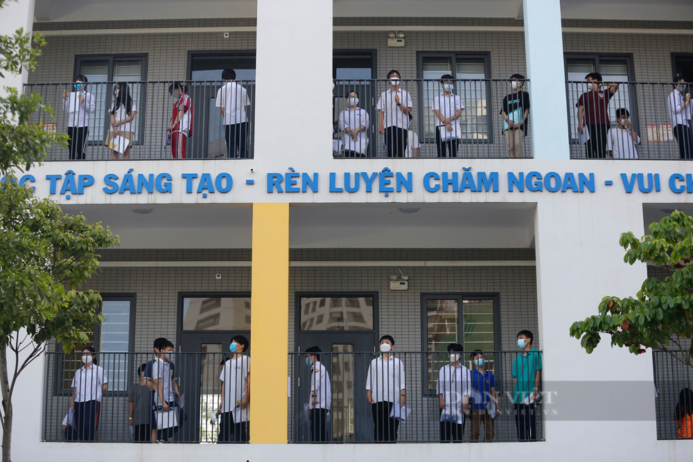 Kỳ thi tuyển sinh lớp 10 năm 2022 tại Hà Nội: Thí sinh mướt mải vì trời nắng nóng - Ảnh 6.