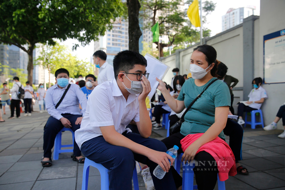 Kỳ thi tuyển sinh lớp 10 năm 2022 tại Hà Nội: Thí sinh mướt mải vì trời nắng nóng - Ảnh 8.