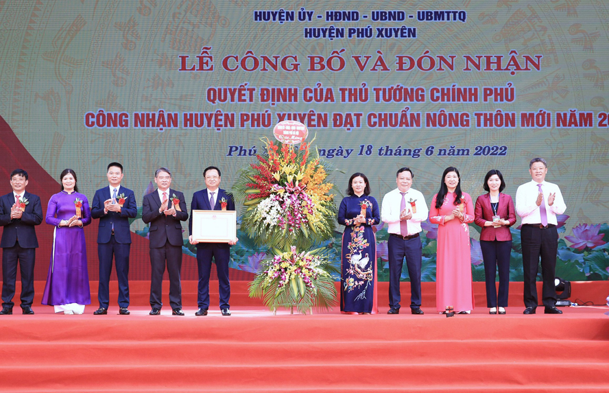 Hà Nội: Phú Xuyên đón nhận Quyết định đạt chuẩn huyện NTM, &quot;đầu kéo&quot; từ liên kết, ứng dụng công nghệ cao trong nông nghiệp - Ảnh 1.