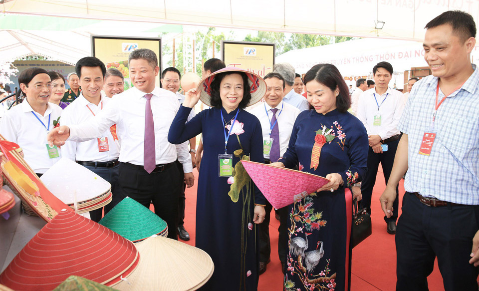 Hà Nội: Phú Xuyên đón nhận Quyết định đạt chuẩn huyện NTM, &quot;đầu kéo&quot; từ liên kết, ứng dụng công nghệ cao trong nông nghiệp - Ảnh 5.